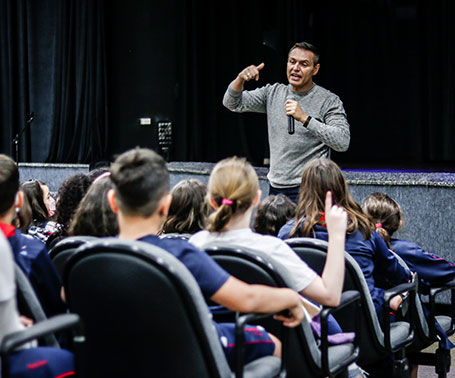 Jornalista Handerson Pancieri participa de bate papo com alunos do 4º e 5º ano